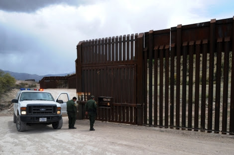 La policía revisa parte de la valla entre México y EEUU. | Afp