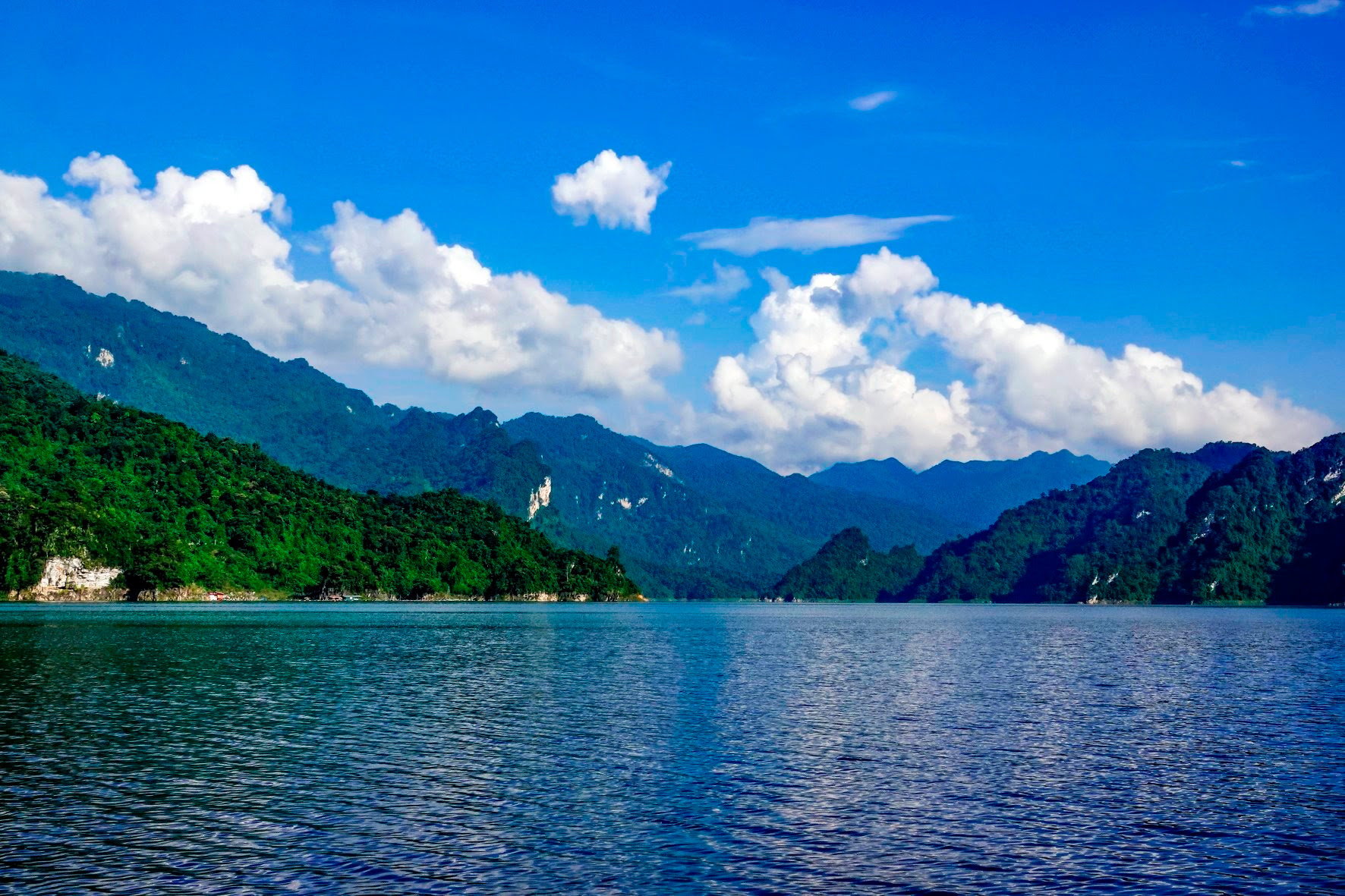 Hồ nước ngọt nhân tạo lớn nhất Tuyên Quang hiện ra đẹp như phim, có ngọn thác đổ, rừng nguyên sinh - Ảnh 3.