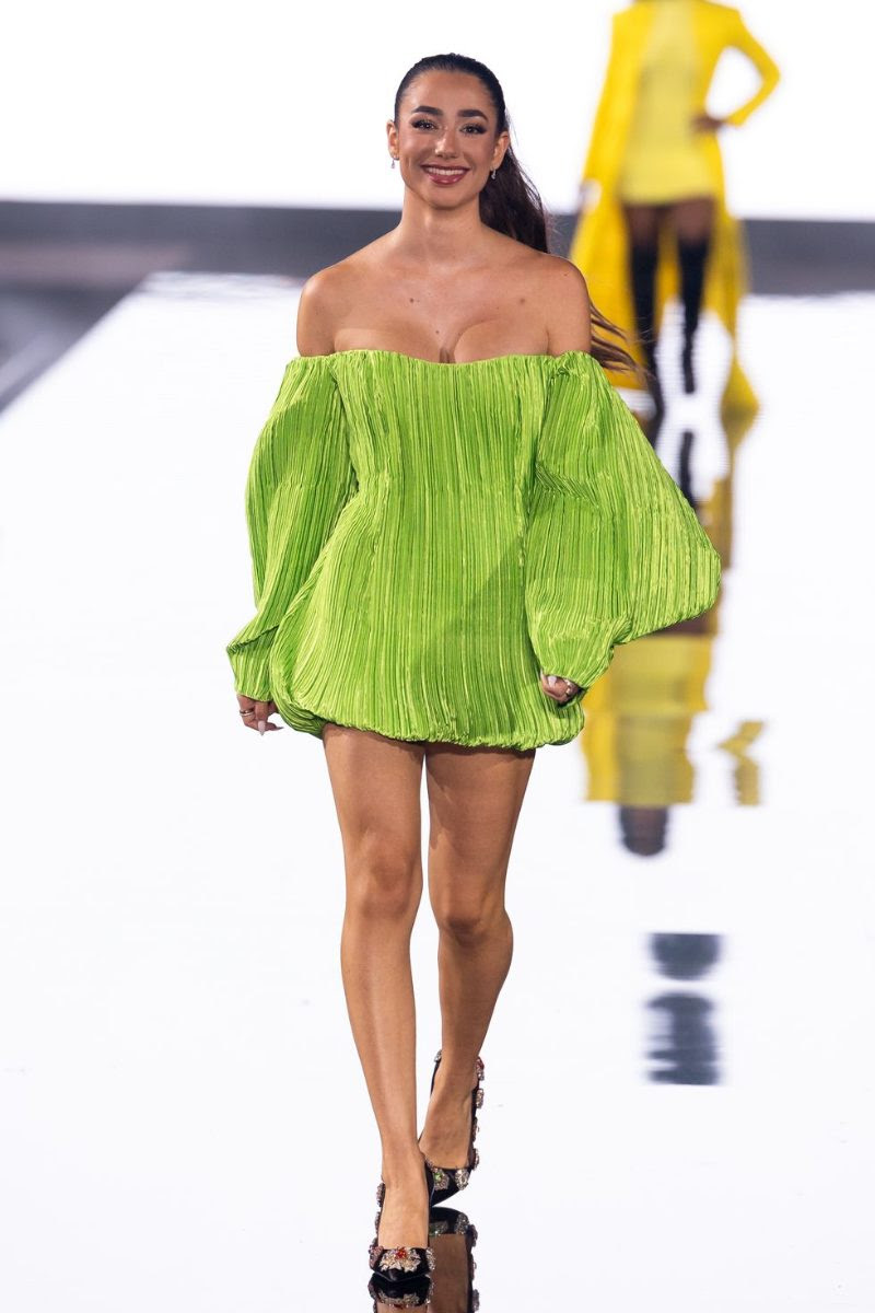 El desfile de L'Oréal Paris que levanta el ritmo feminista