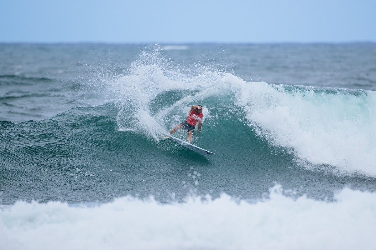 Depois de fechar a segunda fase masculina, foi realizada a primeira fase feminina do Michelob ULTRA Pure Gold Haleiwa Challenger. Duas surfistas do Brasil estrearam na segunda-feira. 