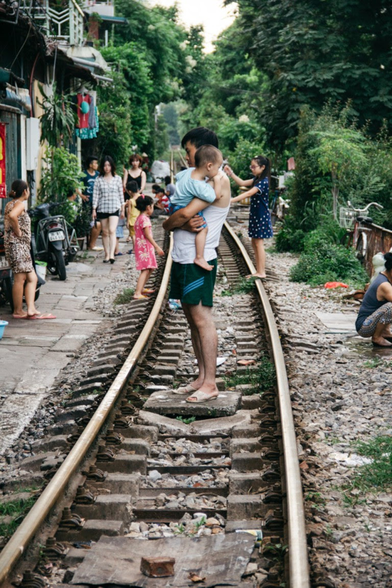 Bộ ảnh: cuộc sống người Hà Nội đôi bên đường ray tàu lửa qua lăng kính nước ngoài