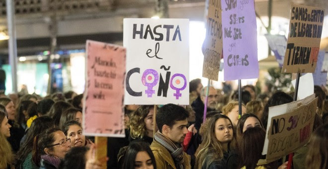 Asistentes a la manifestación de Barcelona por el Día Internacional de la Mujer. EFE/Marta Pérez