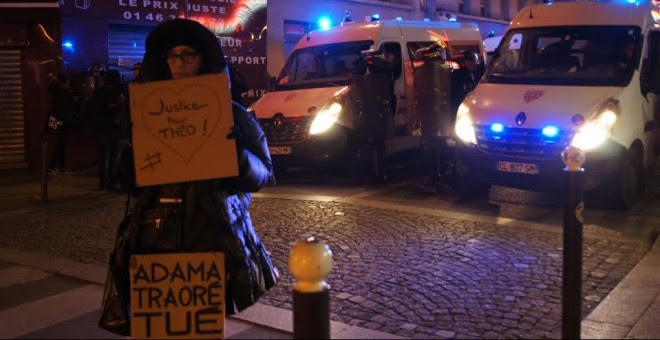 Imagen de una mujer con una pancarta en solidaridad con ThÃ©o durante una concentraciÃ³n en ParÃ­s en contra de los abusos policiales. - ENRIC BONET