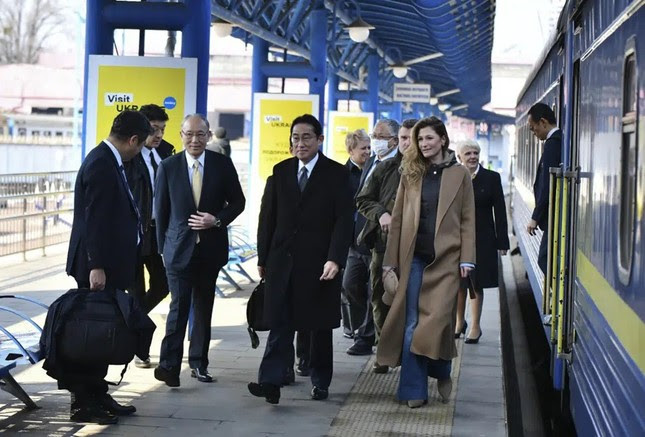 Thủ tướng Nhật Bản đến Kiev bằng tàu hỏa ảnh 2