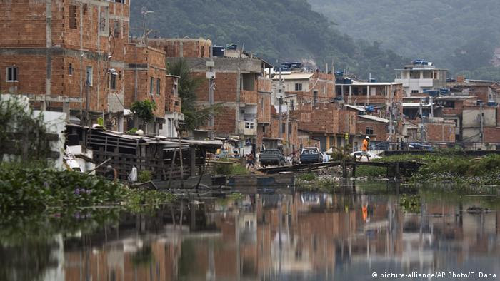 A favela de Rio das Pedras, dominada há décadas pela milícia Brasilien Rio De Janeiro Jacarepagua Lagune (picture-alliance/AP Photo/F. Dana)