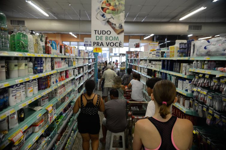 Tânia Rêgo/Agência Brasil/Agência Brasil Vitória (ES) - Supermercados lotados com filas nos caixas e na entrada funcionam com horário reduzido (Tânia Rêgo/Agência Brasil)