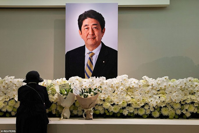 Nước mắt phu nhân Abe Akie trước tang lễ chồng, cố Thủ tướng Abe Shinzo - Ảnh 4.