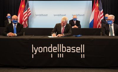 LyondellBasell's Torkel Rhenman, Executive Vice President, Global Intermediates and Derivatives, signs an agreement with Sinopec to form a 50:50 joint venture (JV) in Houston, Texas