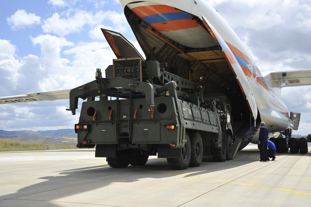VÅPENKJØP: Et russisk militærfly frakter rakettsystemet S-400 til en militærbase i Ankara i Tyrkia. Våpenkjøpet har provosert USA, som under Biden er mindre velvillig innstilt til Erdogans opptreden. FOTO: AFP/NTB VÅPENKJØP: Et russisk militærfly frakter rakettsystemet S-400 til en militærbase i Ankara i Tyrkia. Våpenkjøpet har provosert USA, som under Biden er mindre velvillig innstilt til Erdogans opptreden. FOTO: AFP/NTB