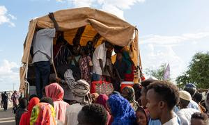 Люди, спасающиеся от насилия, проходят через транзитный центр на севере Южного Судана.