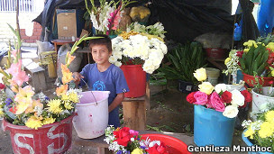 Niño vendiendo flores