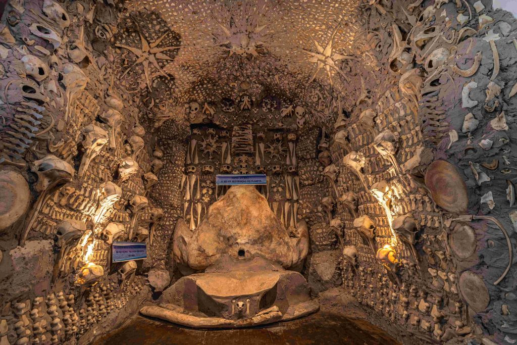 “Caverna dos Ossos” também compõe o espaço temático de impactos, e foi construída inteiramente com ossos de animais marinhos. (Créditos: Felipe Domingos/Instituto Argonauta)