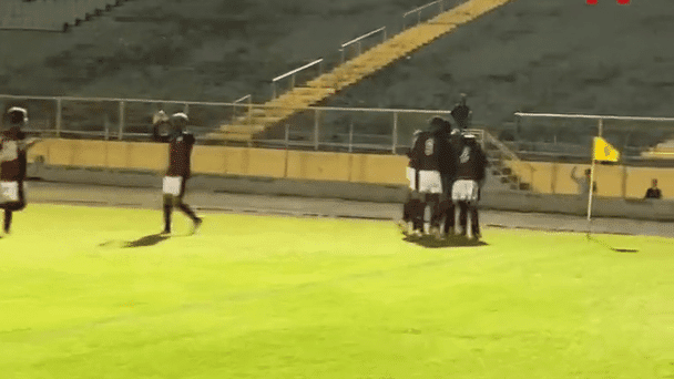 Jogadores do Flamengo comemoram gol sobre a Aparecidense na Copinha