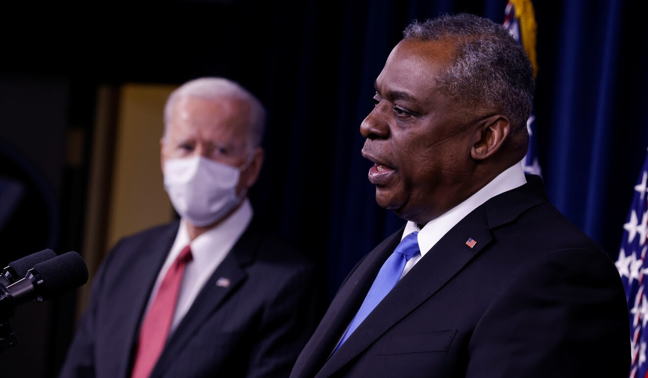 Biden escucha mientras el secretario de Defensa Lloyd Austin se dirige al personal del Pentágono durante la visita de Biden el miércoles.  Foto: Reuters