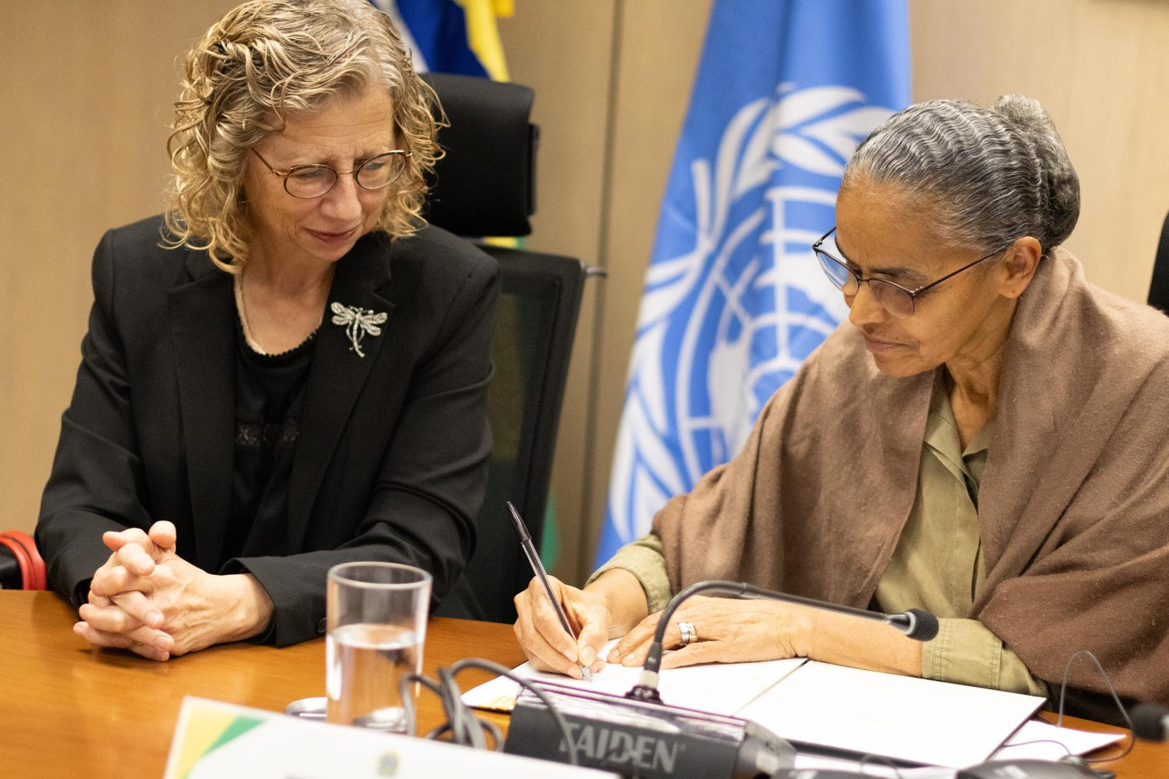 Ministra de Meio Ambiente e Mudança do Clima, Marina Silva, e a subsecretária-geral da ONU e diretora-executiva do PNUMA, Inger Andersen, assinam acordo de colaboração.
