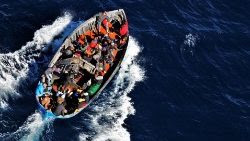 Un barcone carico di migranti