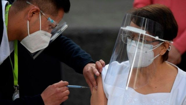 Una enfermera mexicana recibiendo la vacuna.