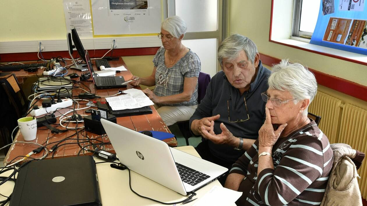 Rémy Denoual
            (secrétaire, en polo bleu)forme Denise aux bases de
            l’informatique, pendant que Martine vérifie sa wifi.