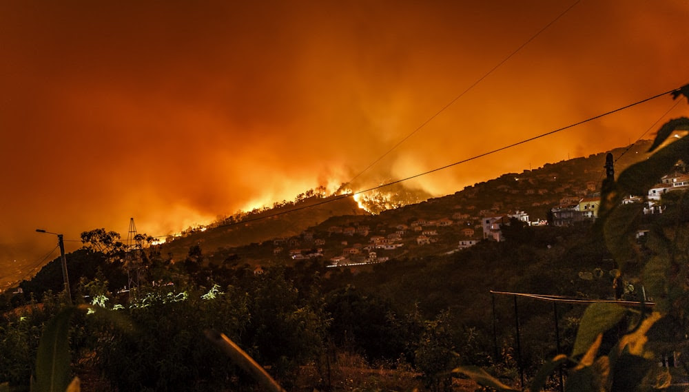 edificio in fiamme di notte