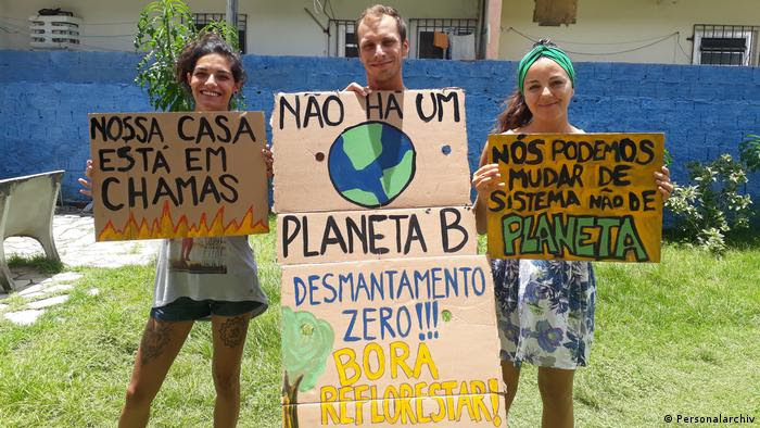 Gisela Díaz, à direita, e outros manifestantes se preparam para ato em Recife Manifestantes de Recife, no Brasil, mostram cartazes que serão usados na Fridays for Future