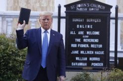 Trump responde con una mano en la Biblia y otra en el Ejército a la mayor crisis social de EEUU en décadas