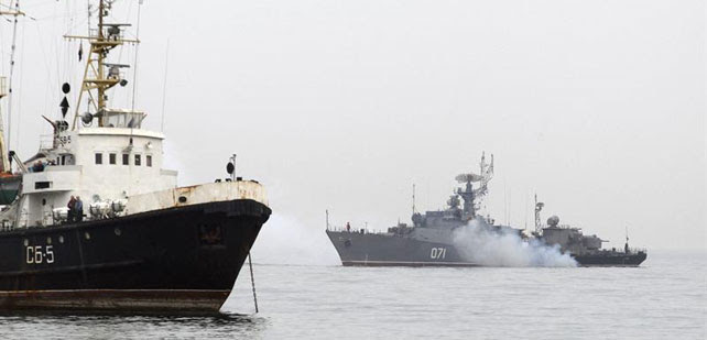 El buque de guerra ruso 'Suzdalets' (d) bloquea la entrada de la base naval ucraniana en Sebastopol, Ucrania.