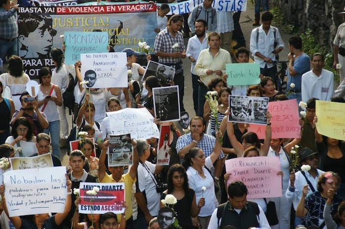 Las manifestantes llevan carteles en los que exigen la dimisión de Javier Duarte. Foto: Jan Xahuentitla, Vice