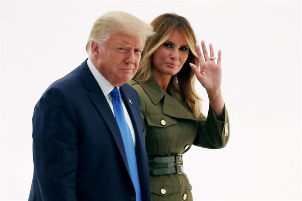 El presidente de Estados Unidos, Donald J. Trump (izquierda) y la primera dama de Estados Unidos, Melania Trump (derecha), parten después de que la primera dama pronunció su discurso durante la segunda noche de la Convención Nacional Republicana. / EFE/EP