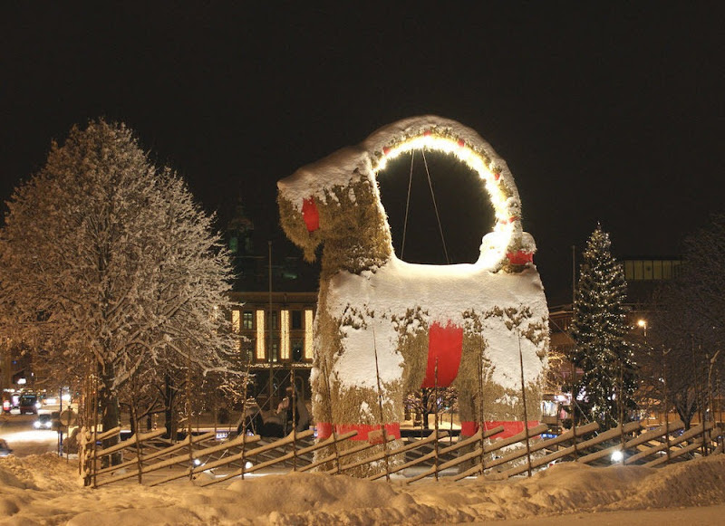 Una cabra gigante hecha de paja en Suecia