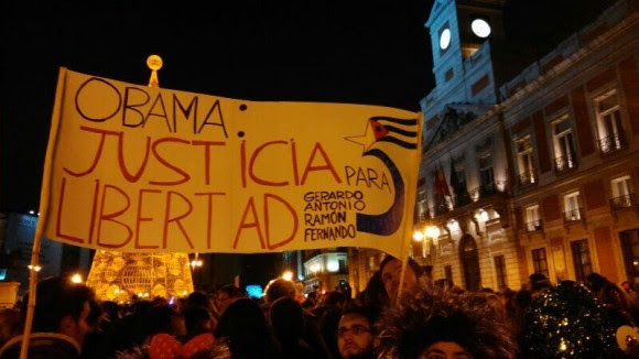 Pancarta desplegadapor la libertad de los Cinco antiterroristas cubanos en la Puerta del Sol de Madrid. Foto: Casal d'Amistat Català-Cubà de Barcelona,Defensem Cuba