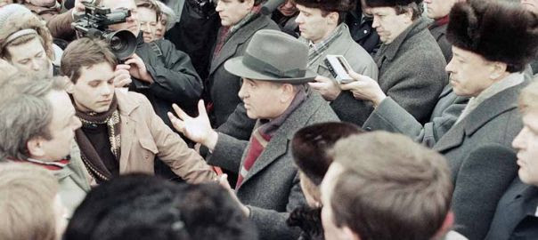 Gorbatxov, envoltat de manifestants a Vílnius, l'11 de gener del 1990