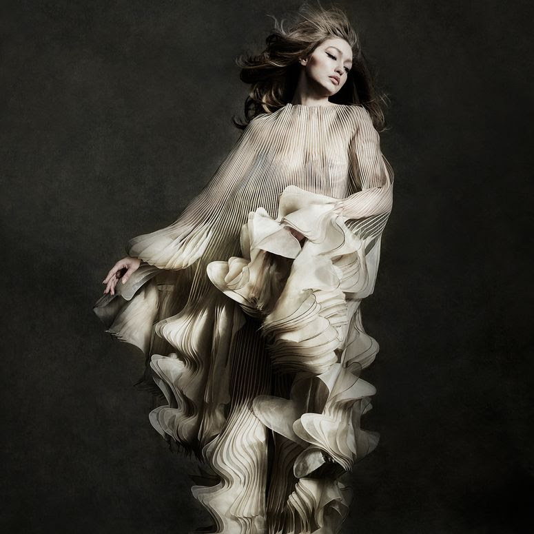 gigi hadid con vestido de iris van herpen