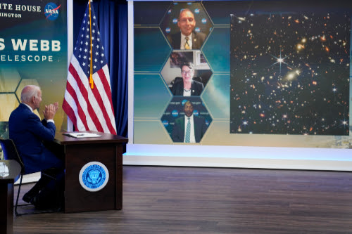 El presidente Joe Biden escucha a los funcionarios de la NASA sobre...