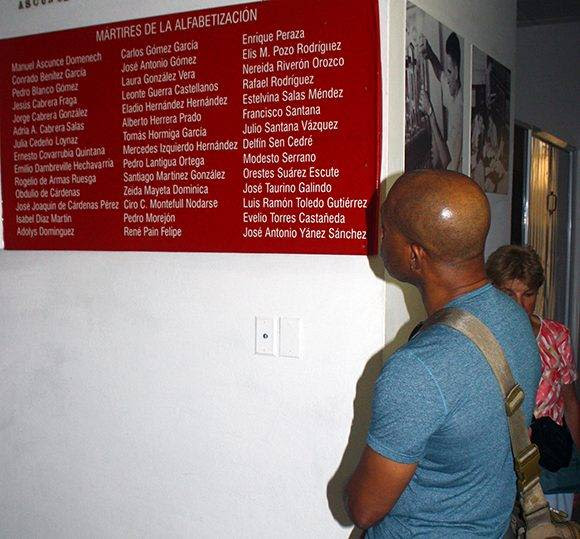 Un visitante observa la lista de mártires de la Campaña de Alfabetización. Foto: José Raúl Concepción/ Cubadebate.