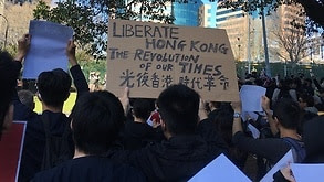 Một biểu ngữ nhìn thấy tại cuộc biểu tình ủng hộ Hong Kong ở Sydney 18/8/2019