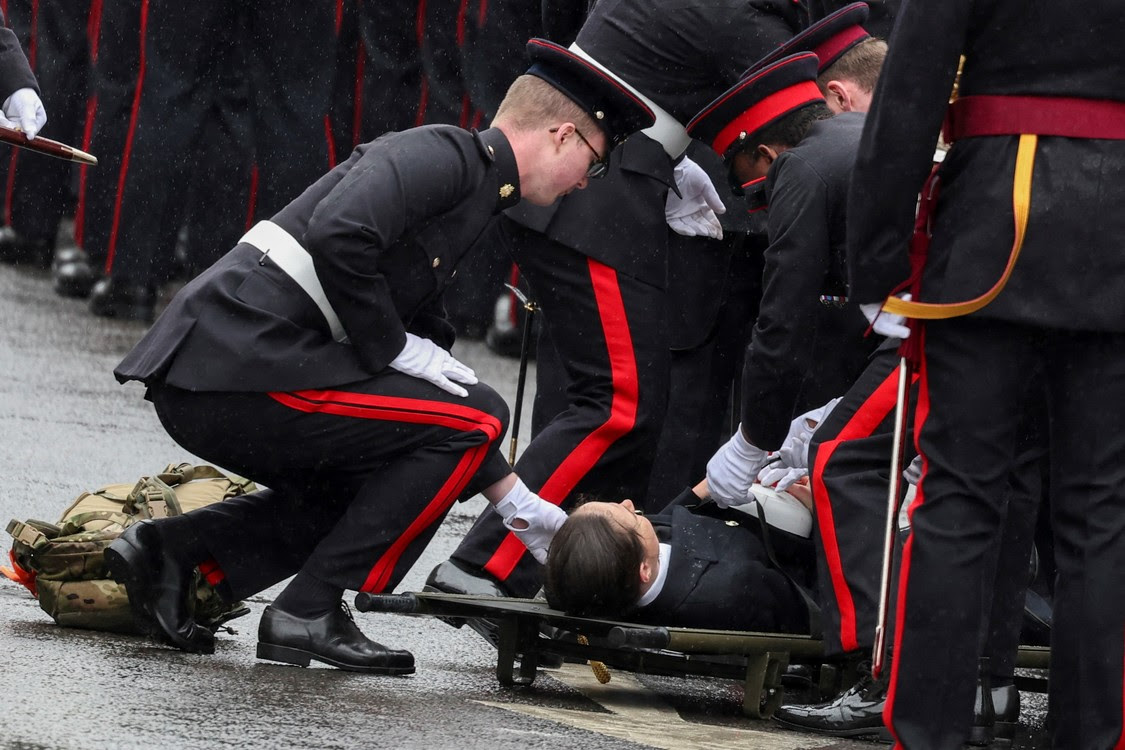 Các sĩ quan cảnh sát chăm sóc một đồng nghiệp bị ngất ở Westminster vào ngày đăng quang.  REUTERS/Marko Djurica