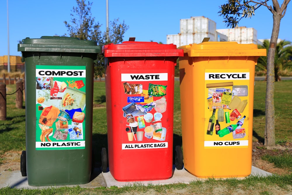 poubelles rouges jaunes et vertes