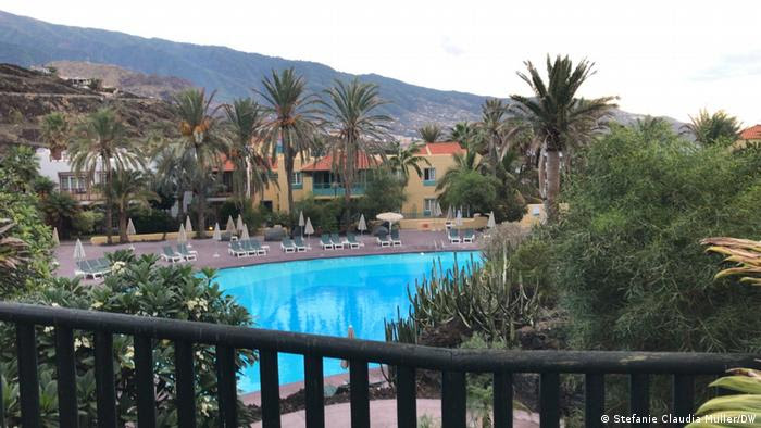 Piscina de hotel vacía en La Palma
