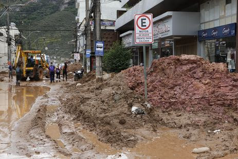 Fernando Frazão/Agência Brasil Trabalhos de desobstrução na Rua Teresa, bloqueada pela lama acumulada de deslizamentos de terra durante chuvas em Petrópolis.