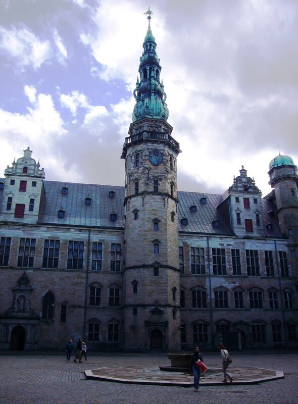 Во внутреннем дворе замка Kronborg, главная башня.