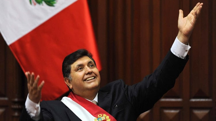 Alan García durante un discurso en el Congreso peruano en 2009. (Photo by Ernesto BENAVIDES / AFP)
