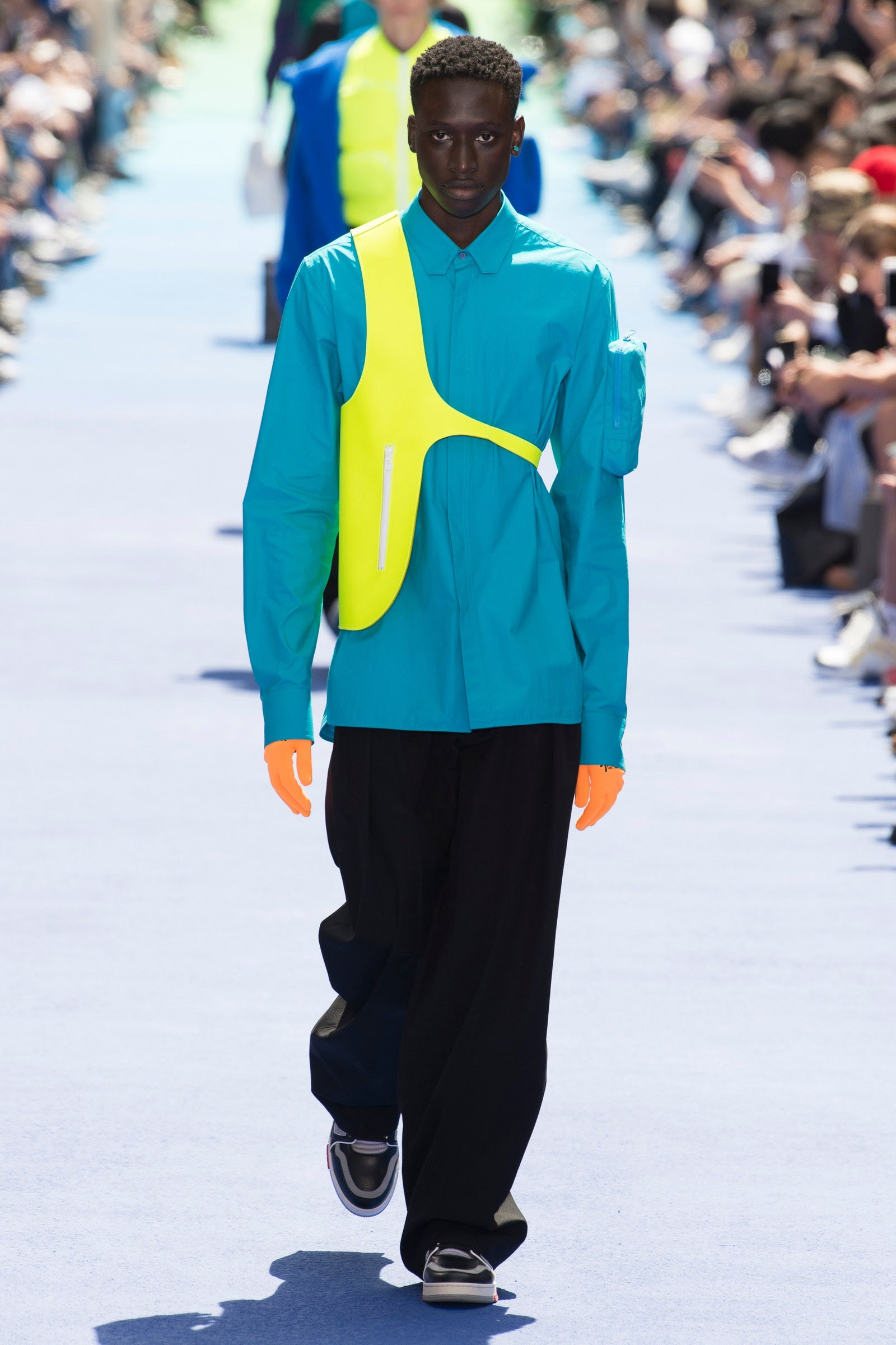 La imagen puede contener Ropa Ropa Persona humana Abrigo Manga Zapato y calzado