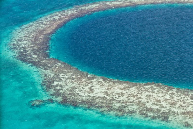 Vista aérea do grande buraco azul da costa de Belize no oceano.