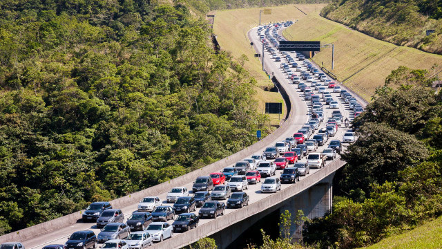 Feriado deve levar 5,3 milhões de veículos às estradas de SP; veja horários para evitar trânsito