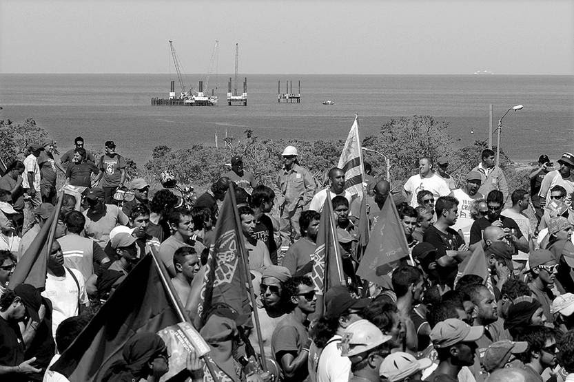 Movilización del SUNCA en apoyo a los trabajadores de la construcción de la planta regasificadora, ayer, en Puntas de Sayago. Foto: Sandro Pereyra