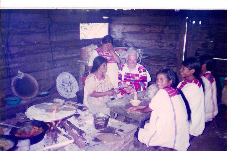 El obispo Raúl Vera come con un grupo de mujeres indígenas de Chiapas.