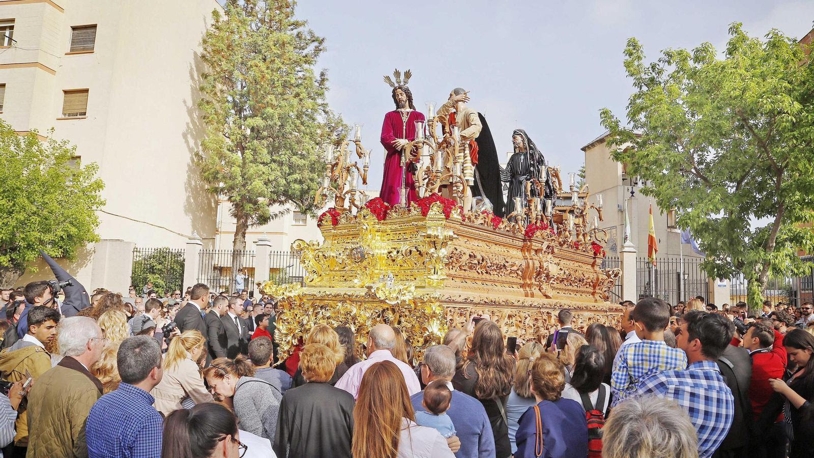 Misterio de la RedenciÃ³n, frente al Santuario de MarÃ­a Auxiliadora, en su salida procesional la tarde del Jueves Santo.