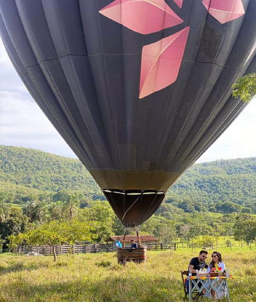 Passeio de baláo Pirenóplis celebração romântica após o pouso (Divulgação)