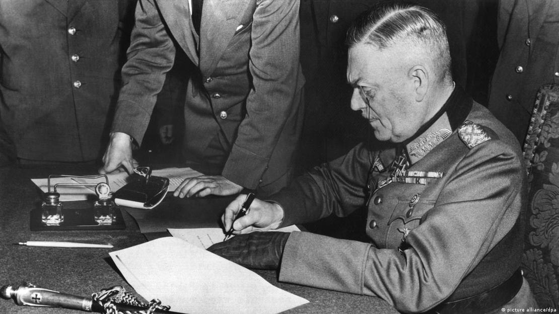 Wilhelm Keitel assina rendição alemã em Berlim-Karlshorst