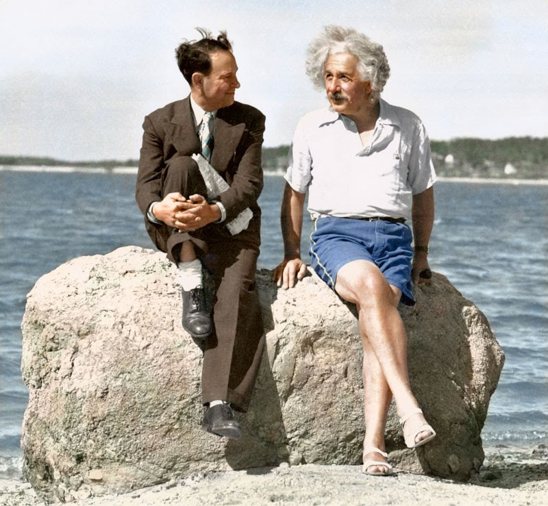 Albert Einstein em uma praia de Long Island em 1939 